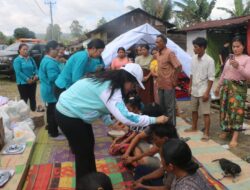 Ketua TP PKK Tapanuli Utara Datangi Korban Kebakaran Parmonangan, Serahkan Bantuan dan Dukungan Moril