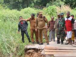 Respons Cepat Bupati Tapanuli Utara, Tinjau Jembatan Putus dan Temui Warga Garoga  ‎