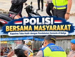 Kapolres Toba Bagikan Helm SNI Kepada Pengendara Sepeda Motor Saat Operasi Patuh Toba 2026 